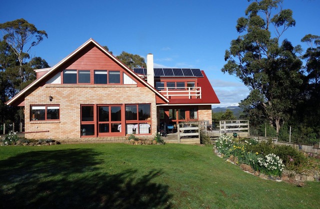 Black Bluff View Retreat - a large comfortable 5 bedroom house on 40 hectares.
