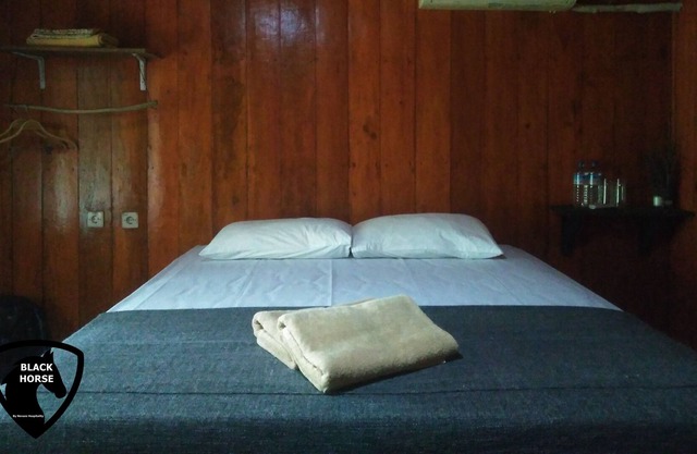 Black Horse / 1BR/ AC/WIFI/woodenbungalow/GiliMeno