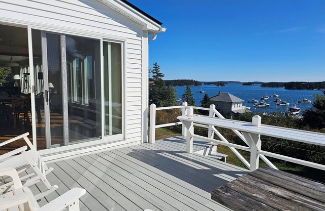 Black Swan- Well-kept Intown Home with Ocean Views