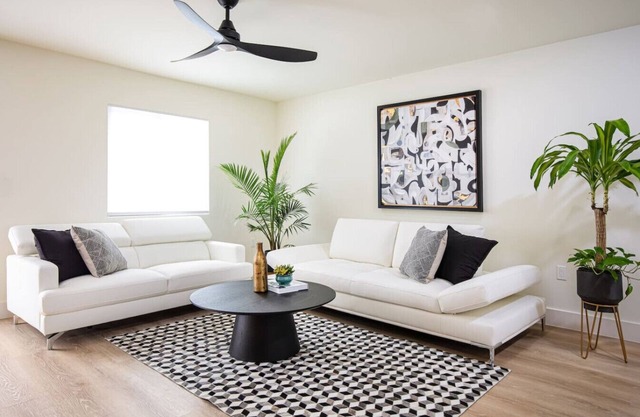 " Black Vanilla " Stylish Symphony 3miles Downtown