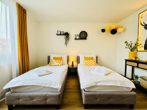 Black&Yellow Apartment Bielefeld 24h Check in WLAN Parkplatz ÖPNV