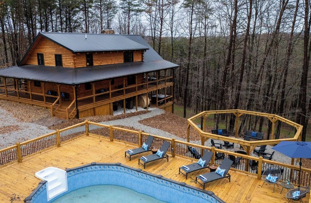 Blackburn Chalet! Pickelball Ct~Pool~Hot Tub~Sauna~Cold Plunge~Pet Friendly!