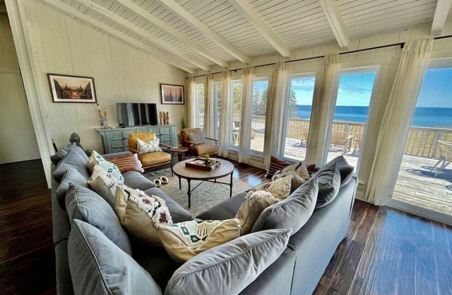 Blissful Beachfront Bungalow. Beach- Hot tub & Sauna-All Weather Dome-Private