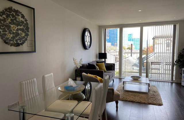 Blissful one bed near the River