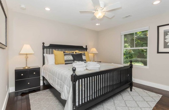 Bloomington Escape | Luxury Stay for 16 Guests