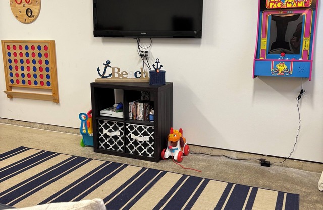 Blue Anchor Cottage - pet friendly retreat! Game Room! Walk to beach!
