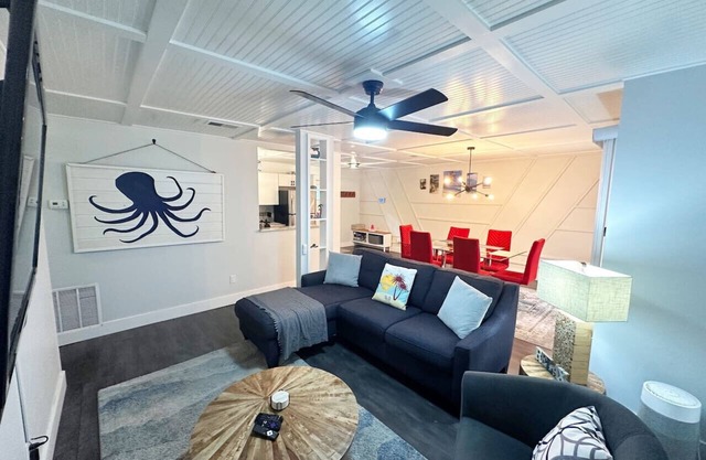 Blue Bungalow-5 min drive to downtown-pet friendly