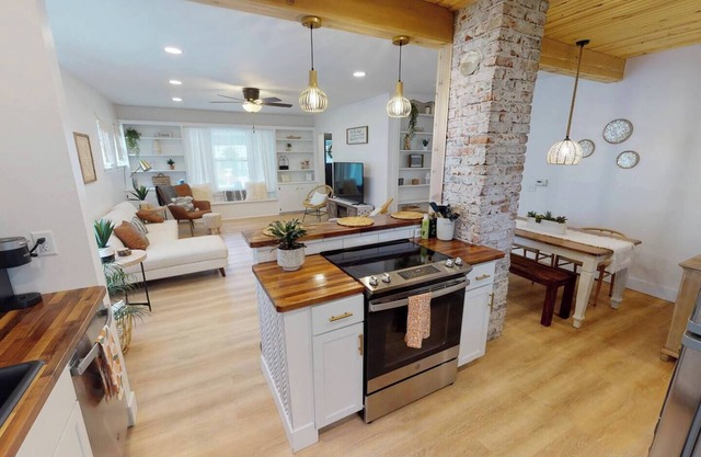 Blue Bungalow - Bright and Beautiful! King Bed! Walk to Wesley!