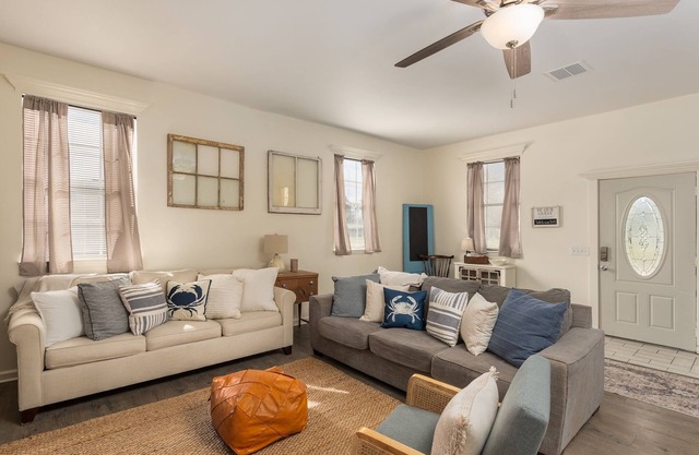 Blue Crab Sleeps 10 Close to downtown and beach