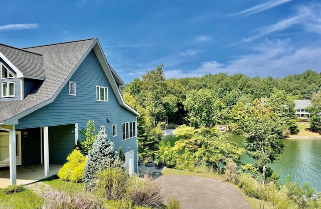 Blue Heron Point, Lakefront Luxury - Views, Party Deck, Docks, Hot Tub & FirePit