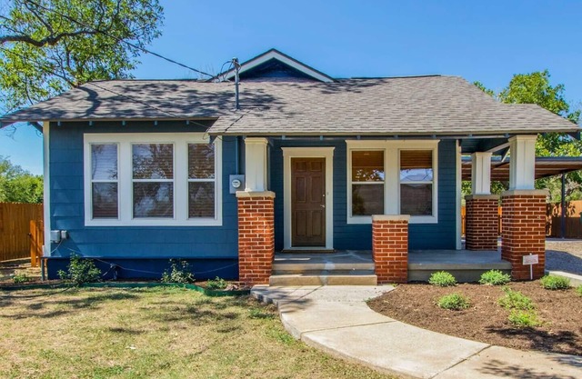 Blue House Bungalow,10 mins to Baylor and downtown Waco. Pet friendly!