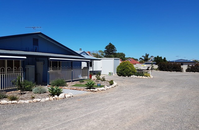 BLUE LINE UNIT 5 - Great location! close to all amenities! Off Peak Special!