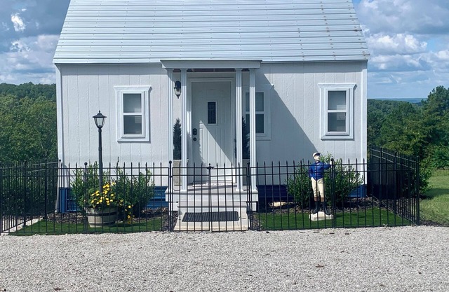 Blue Moon tiny cabin close to everything with Mountain View No Cleaning Fees