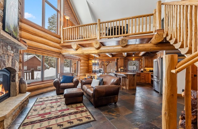 Blue River Escape with Private Studio & Hot Tub