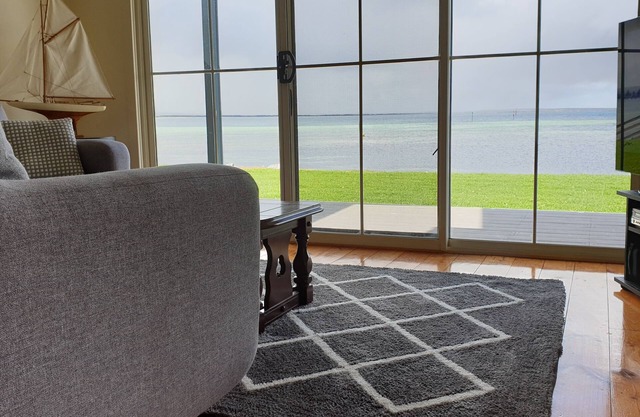 Blue Seas provides absolute beach front in the heart of Tumby Bay