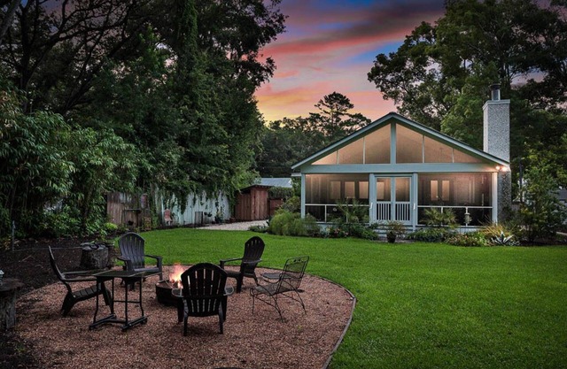 Blue Skies Cottage! Fun South Island Beach Cottage, Fire Pit, Private Backyard Close to EVERYTHING!