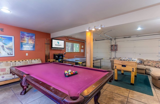 BLUE01 - Spacious Home, AC, SHARC Passes for 2025, Hot Tub