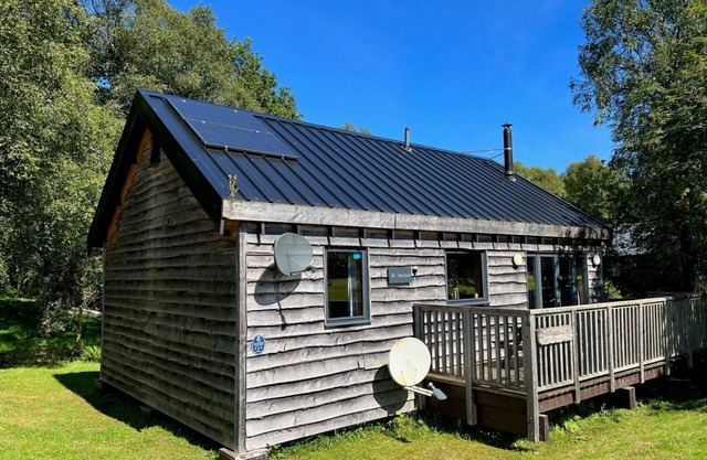 Bluebell Cabin - Charming, Well Equipped Log Cabin with hot tub & free wi-fi.
