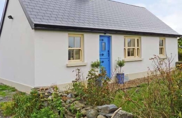 BLUEBELL COTTAGE, pet friendly in Spanish Point, County Clare