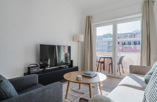 Blueground | Alvalade, AC & balcony, nr museum