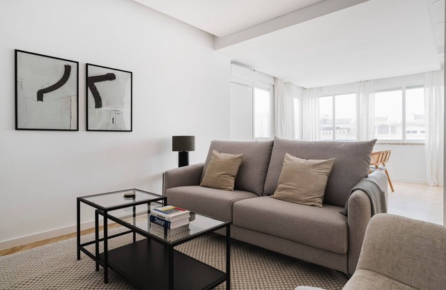 Blueground | Alvalade, AC & balcony, nr museum