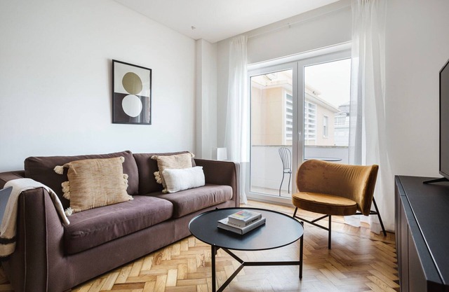 Blueground | Alvalade, balcony, elev, a/c & washer