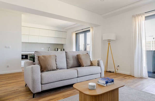 Blueground | Alvalade, balcony, nr Campo Pequeno