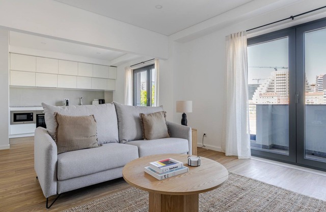 Blueground | Alvalade, balcony, nr Campo Pequeno