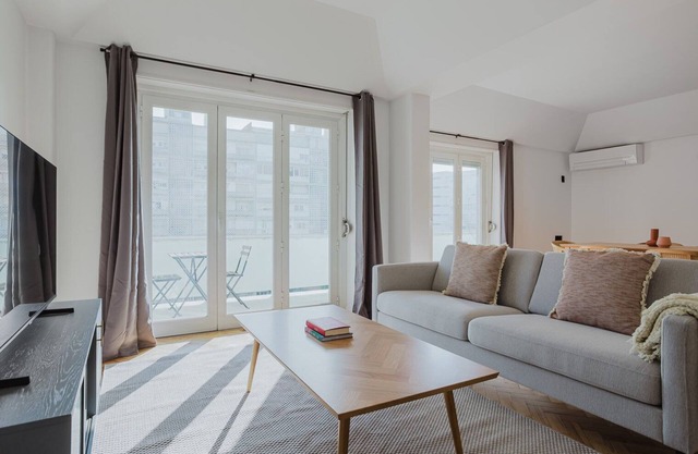 Blueground | Alvalade, washer, a/c, furniture