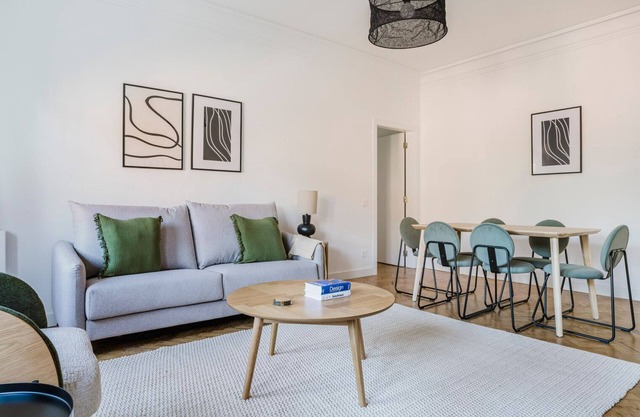 Blueground | Alvalade, washer, nr museum