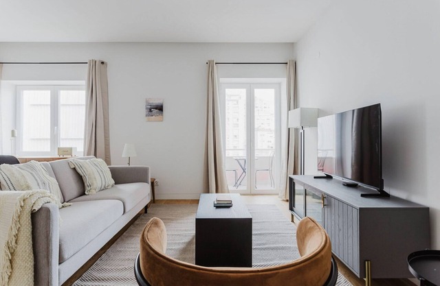 Blueground | Areeiro, w/d, a/c, swimming pool