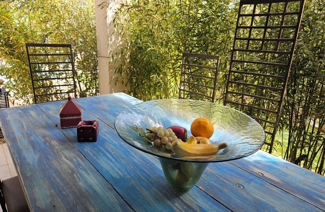 Boarding Porquerolles 2km away. Beach 200m.Shops 200m. Nice villa base