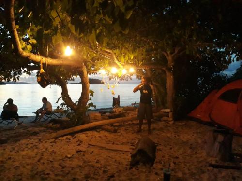 Boat & Camping Tour 17 Island Riung