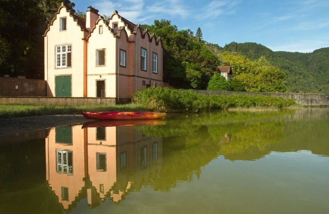 Boat house sleeps 4 in Furnas lagoon shore with canoes and bicycles