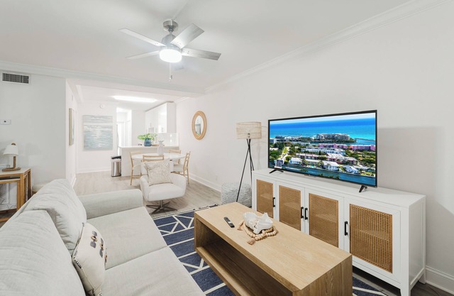 Boca Waterfront Oasis: Walk to Beach + Pool, Hot Tub, Gym