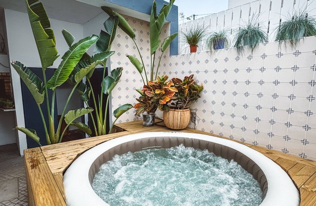 Boho Beach Villa - patio w/bbq. 2 min to the beach, 15 to Lisbon