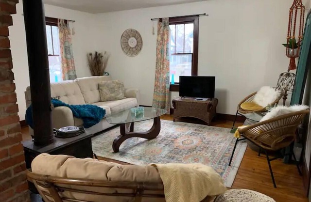 Boho Garden Bungalow: Walk to Lotus Fest Special!
