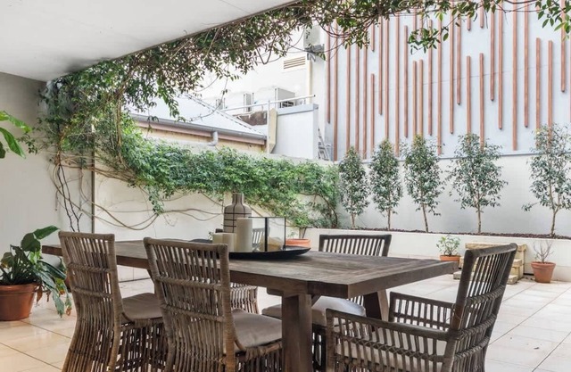 Bolton - Spacious Apartment with a Beautiful Courtyard