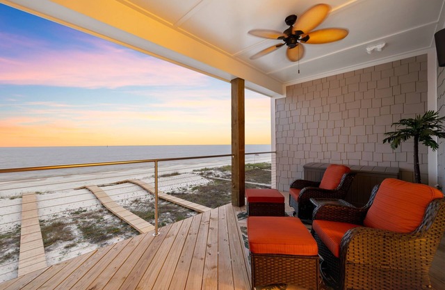 Book Fall Stays Now! Hot Tub! Pet Friendly! Beach Front!