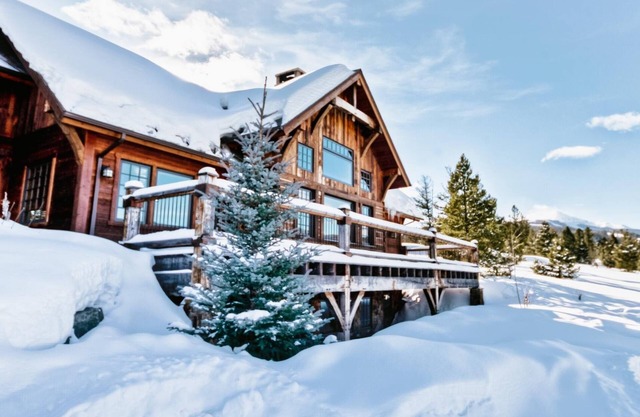 Book Now for Winter! Home with Mountain Views, Hot Tub, Garage and Pool Table!