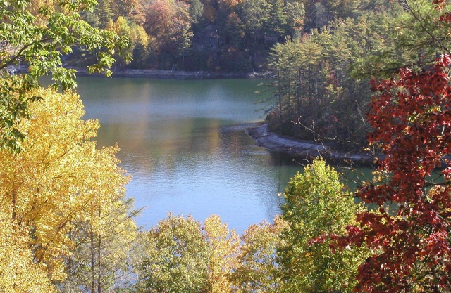 BOOK NOW: Leaf Season is Early. Scenic Lake and Mountain Views from every room!