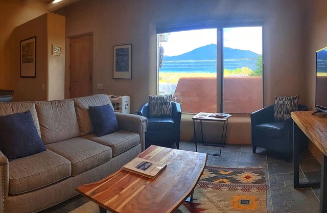 BOOK Now! Mountain Views, Spacious, Private, Close to Hiking, Dining & Shopping!