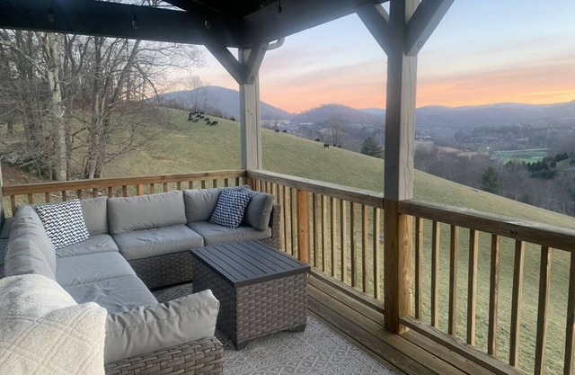 BOONE, NC -Large Cozy Cabin with Beautiful Views! *5 min drive to downtown