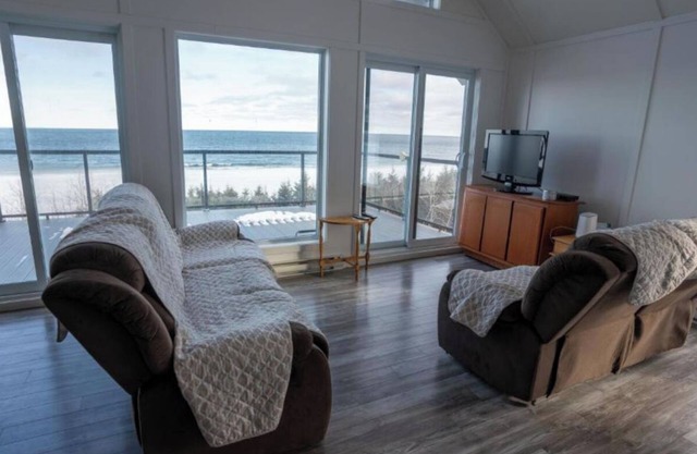 Bord de L'eau Maison Toit Cathdrale Fenestré, Près Matane Gaspesie