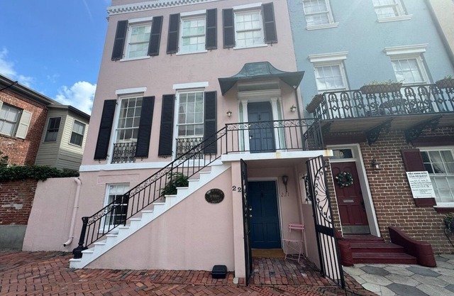Bosch Huis Rosé | Savannah Historic District
