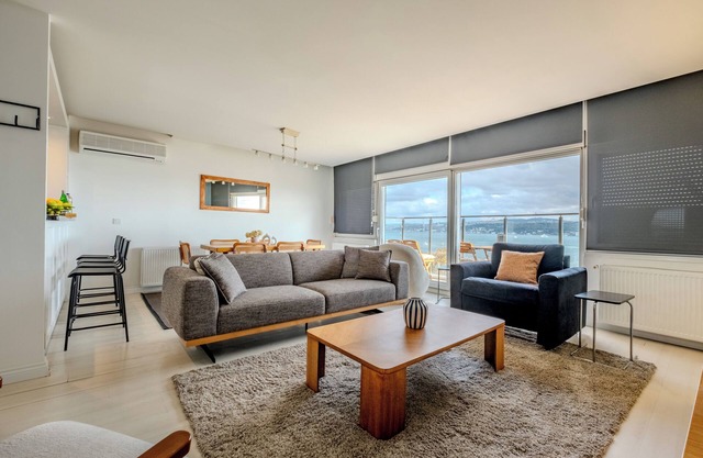 Bosphorus View: Spacious 3-bedroom apartment in lovely Istanbul with AC