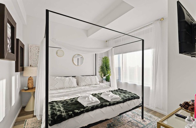 Boston Central Penthouse: City Views, Pool & More