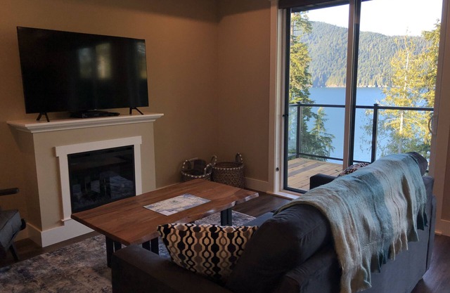 Botany Bay - Oceanfront Luxury Cabin by Eagle Reach