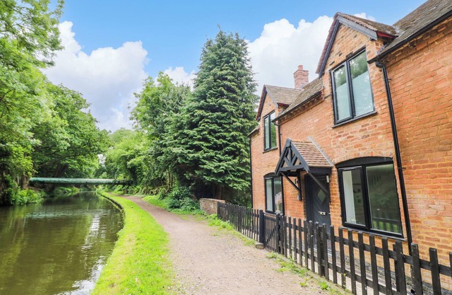 BOTTERHAM HOUSE, pet friendly, with a garden in Wombourne