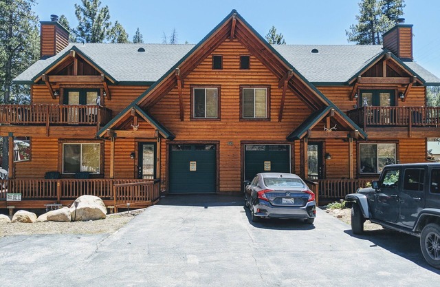 Boulder Bay Willow Lodge has 2 Hot Tubs, two living areas, and two game rooms.